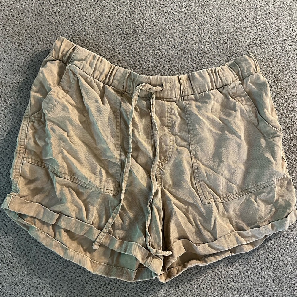 GAP Khaki shorts